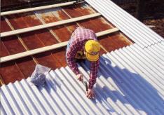 Монтаж шифера на крышу своими руками: пошаговая инструкция Как укладывать шифер на крышу